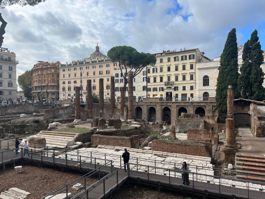 Ancient Rome: Archeological area Largo Argentina - The layout: modern Rome around an ancient island of stone