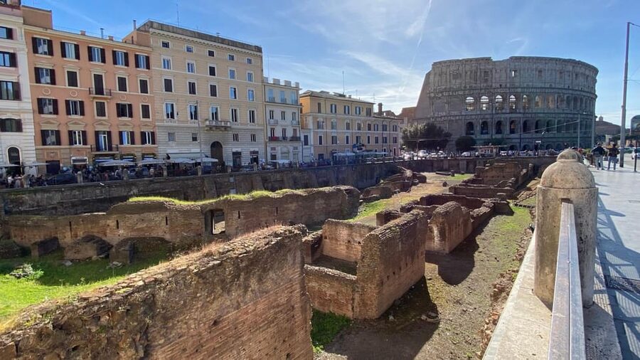 Bone Crypts & S. Clemente ENGLISH tour - tickets included - The quick transfer: from crypt darkness to Colosseum daylight
