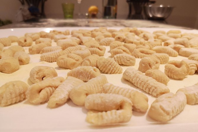 Bruschetta, Fettuccine, Gnocchi, Tiramisu Cooking Class - Who runs the evening: Local Aromas and the family-villa vibe