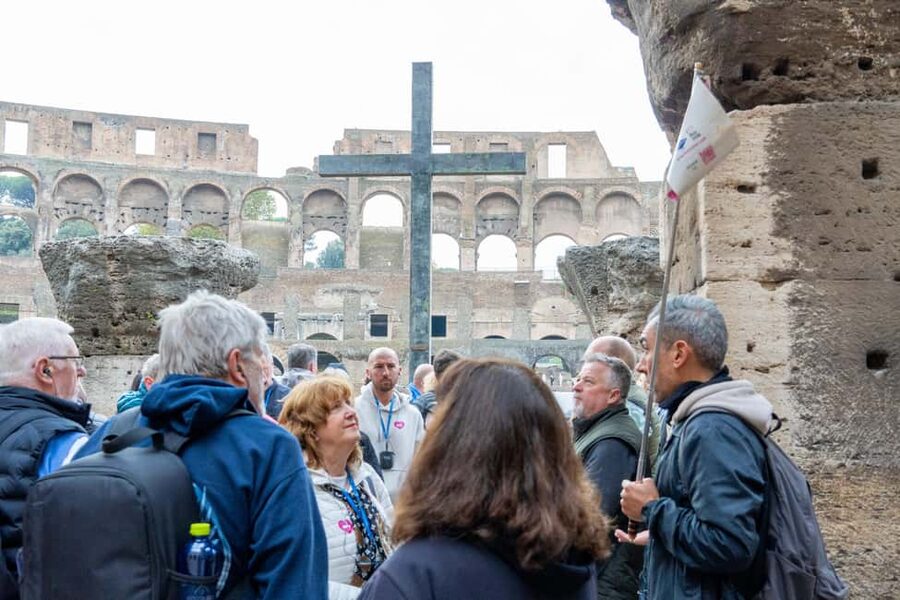 Colosseum Guided Tour: Hotel Transport included - Colle Oppio and Terme di Traiano Park: the pre-Colosseum head start