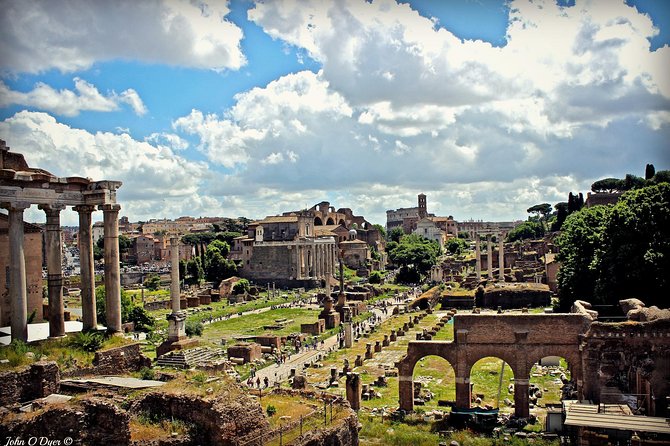 Colosseum guided tour with Virtual Reality - Basilica of Maxentius and the Roman Forum: where the city logic clicks