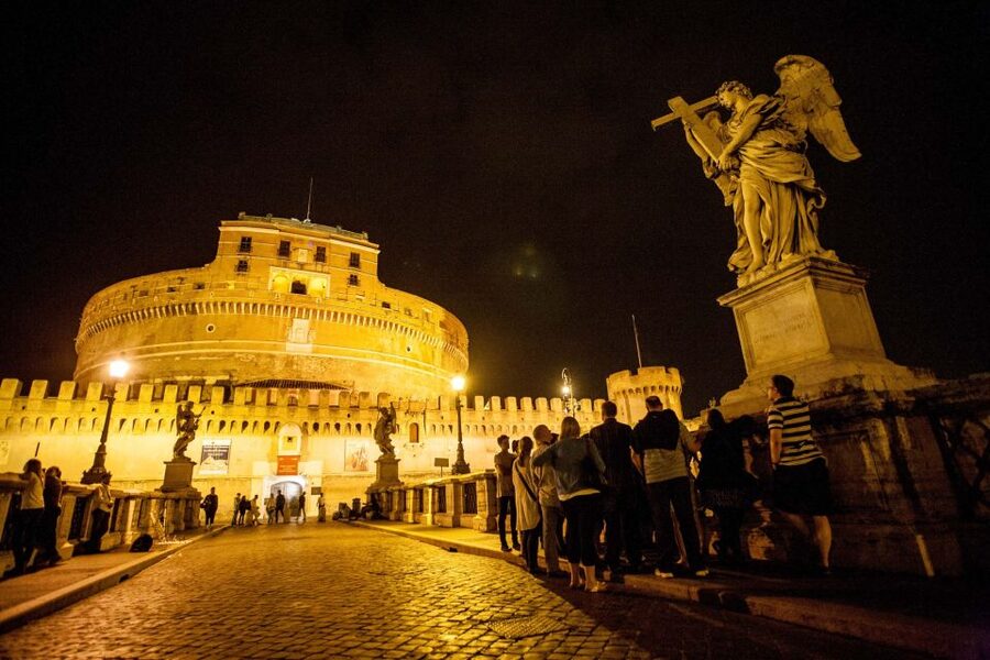 Dark Heart of Rome: Facts, Legends, and Mystery Tour - Piazza Farnese and its granite basin fountains