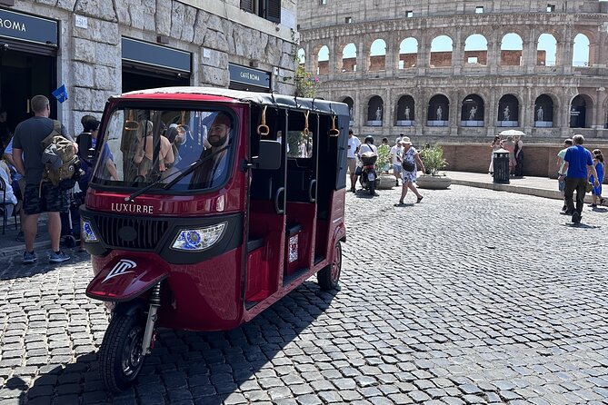 E-Tuk Tour: Highlights of Rome - Stop 2: Piazza Venezia and the start of the ancient-modern mashup