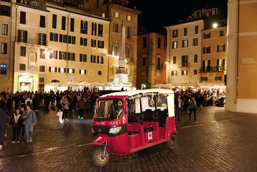 E-Tuk Tour: Rome by Night - Guides and the storytelling: what makes it feel personal