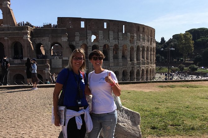 English: Vespa Tour Rome- Experience like a Roman - A typical urban district stop: the Rome between monuments