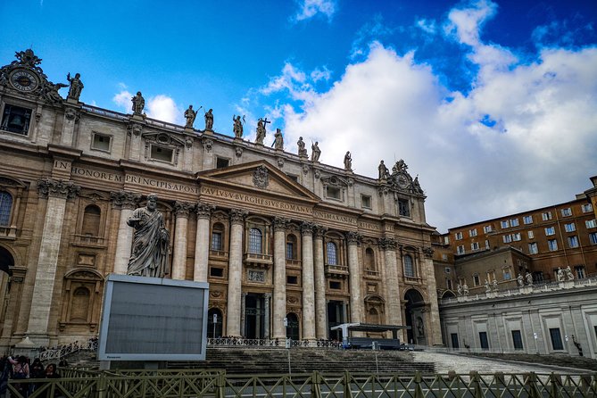Fast Access Vatican, Sistine Chapel and Basilica Guided Tour - Rooms of Raphael and the Big Decorating Stops: How This Tour Avoids the Overwhelm
