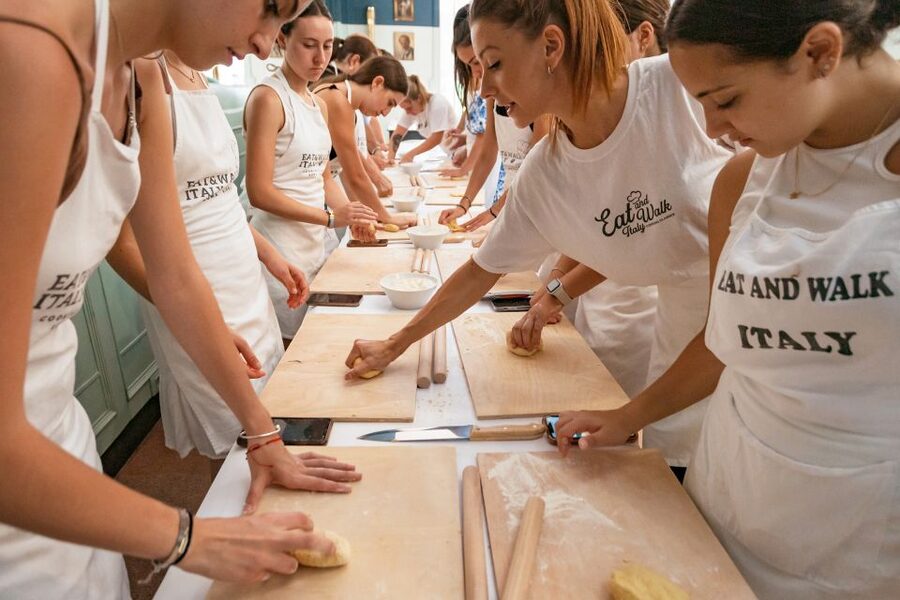 Fettuccine & Tiramisù: Cooking Class with Wine & Limoncello - Trading pasta tips with a room full of food people