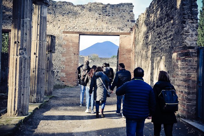 Independent Sorrento & Pompeii Day Trip from Rome - A quick Naples moment: narration and a photo blink-and-you-miss-it stop