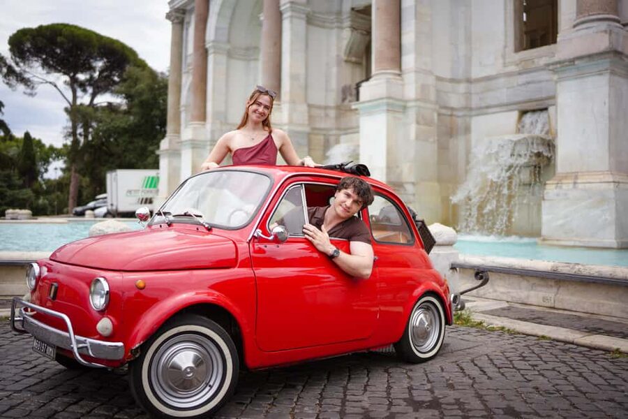 La Dolce Vita: Cruising Rome in a Classic Fiat 500 - Colosseum photo stop: a big icon, short and sweet