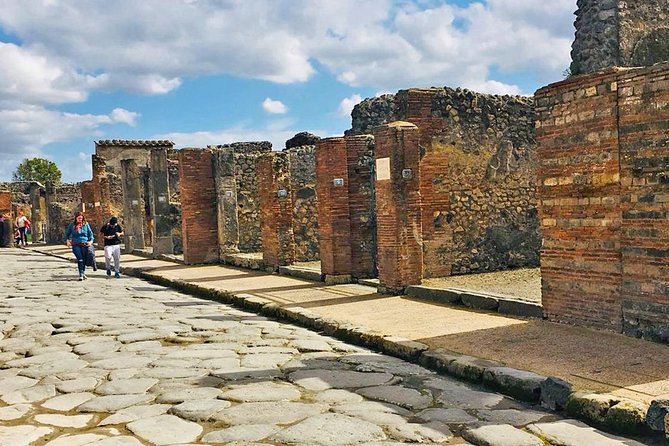 Naples & Pompeii Day Tour from Rome: Pompeii Ticket & City Visit - Bus logistics, pickup rules, and why punctuality matters