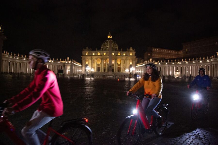 Night Tour of Rome with Top E-bike & optional Italian Dinner - Piazza Venezia and the Imperial Fora in evening light