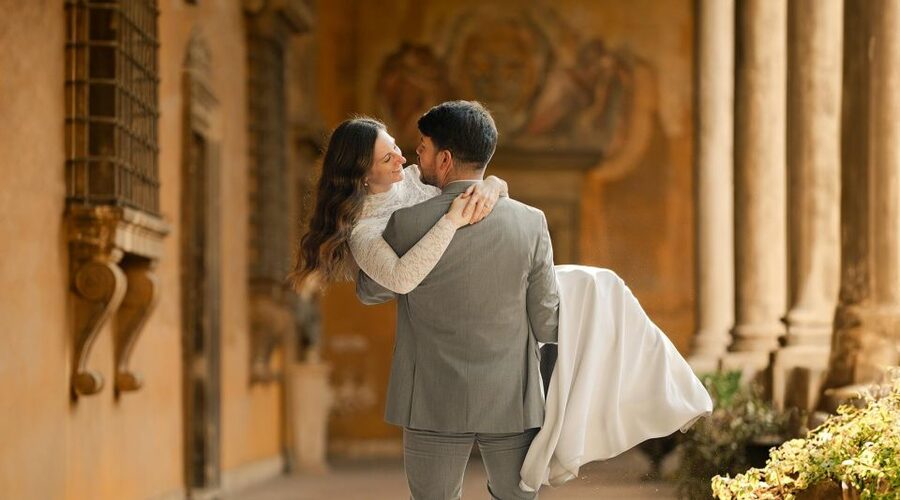 Photoshoot in Rome for couples - Colosseum Classic Outside the Amphitheater in 30 Minutes