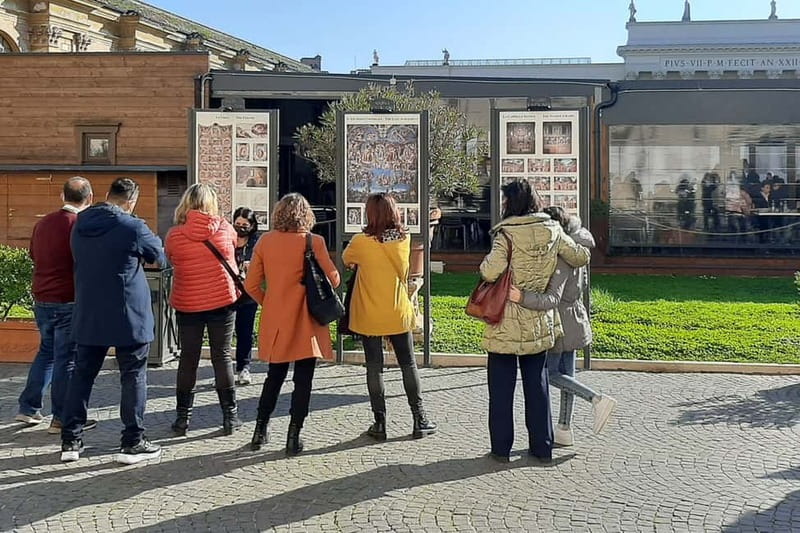 Private Vatican Tour with the option to visit St. Peter's - Vatican Museums: courtyards and rooms with a point of view