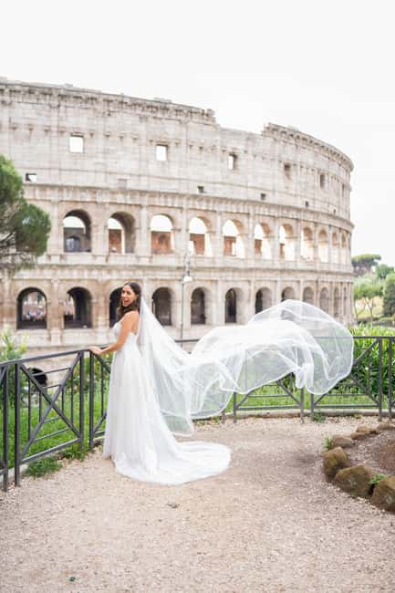 Professional Rome Photoshoot Experience - Trevi Fountain at sunrise: portraits with the square nearly to yourself