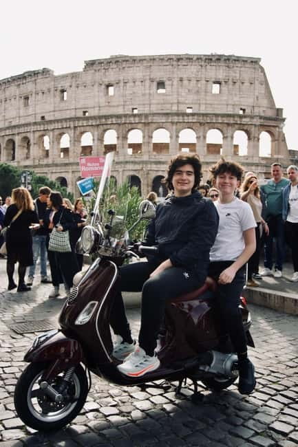 Rome: 1-Hour Vespa Ride as Passenger with a Local Driver - Roseto comunale pass-by: the break in the city rhythm