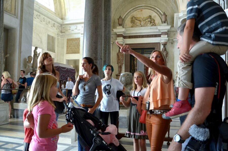 Rome: 2.5-Hour Family Vatican Highlight Scavenger Hunt - Where to meet: Viale Vaticano, Phone Booth spot