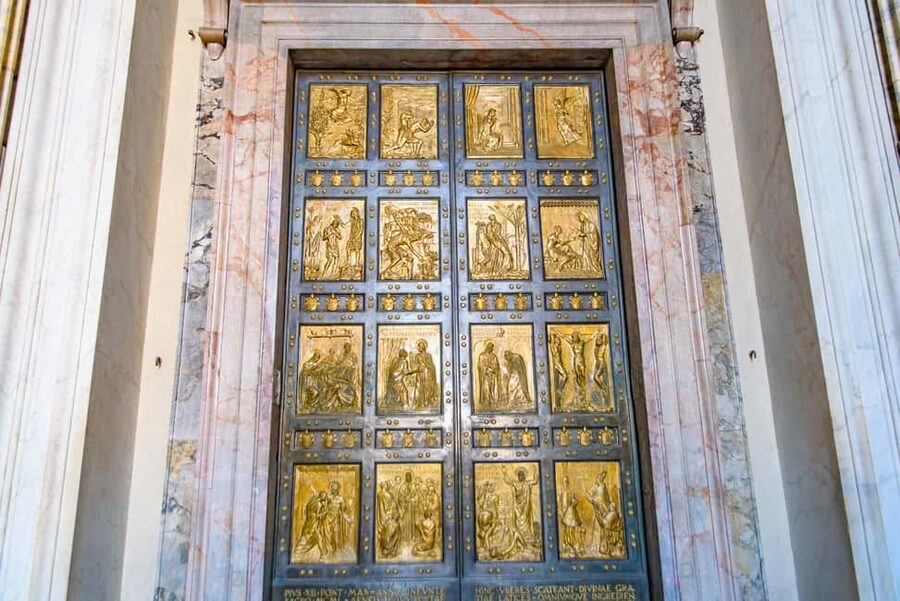 Rome: 3 Papal Basilicas Guided Tour with Minivan Transfers - Santa Maria Maggiore: Gold Ceilings, Mosaics, and Sacred Relics