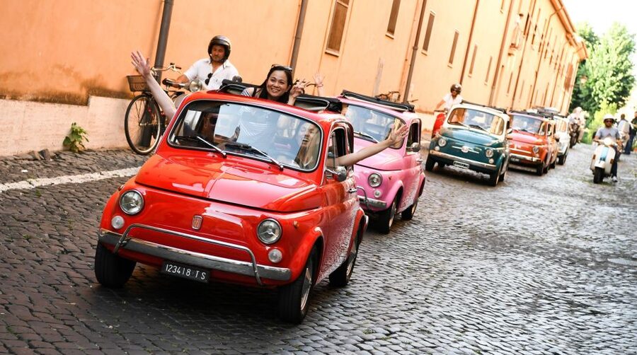 Rome: Aventine Hill Tour in Vintage Fiat 500 Convoy - The Keyhole of Malta at Piazza dei Cavalieri di Malta