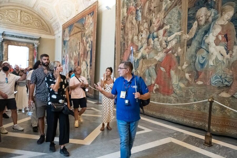Rome: Breakfast & Tour of Vatican Museums & Sistine Chapel - Getting Your Bearings at the Meeting Point in Via Tunisi