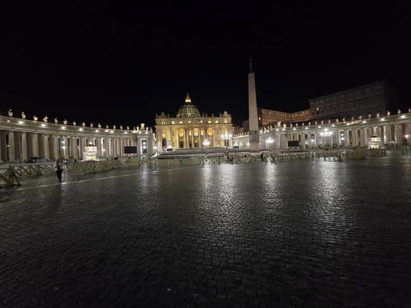 Rome: City Center Private Tour With Tuk-Tuk - The ride past Colosseum and into Roman Forum atmosphere