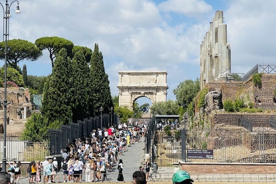 Rome: Colosseum, Arena Floor & Ancient Rome Tour - How the guide experience shapes everything