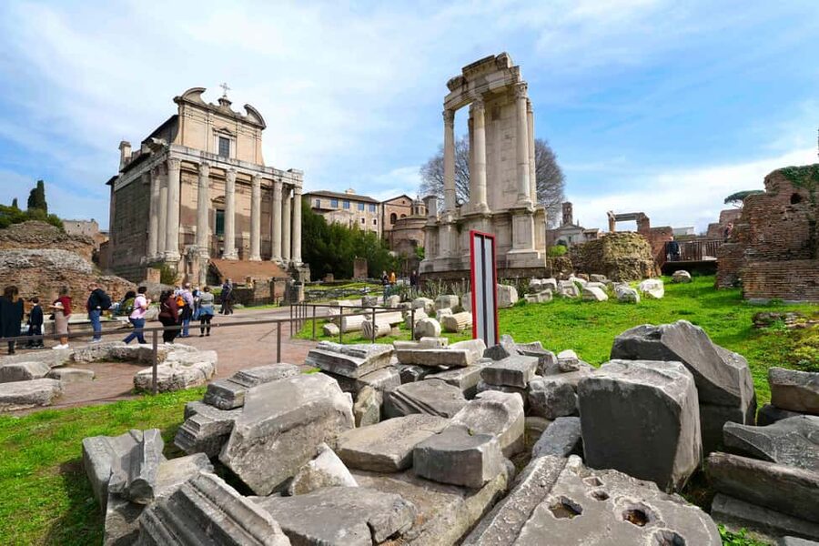 Rome: Colosseum Arena Floor, Palatine & Forum Guided Tour - Palatine Hill: the myth, the elite homes, and the view moments