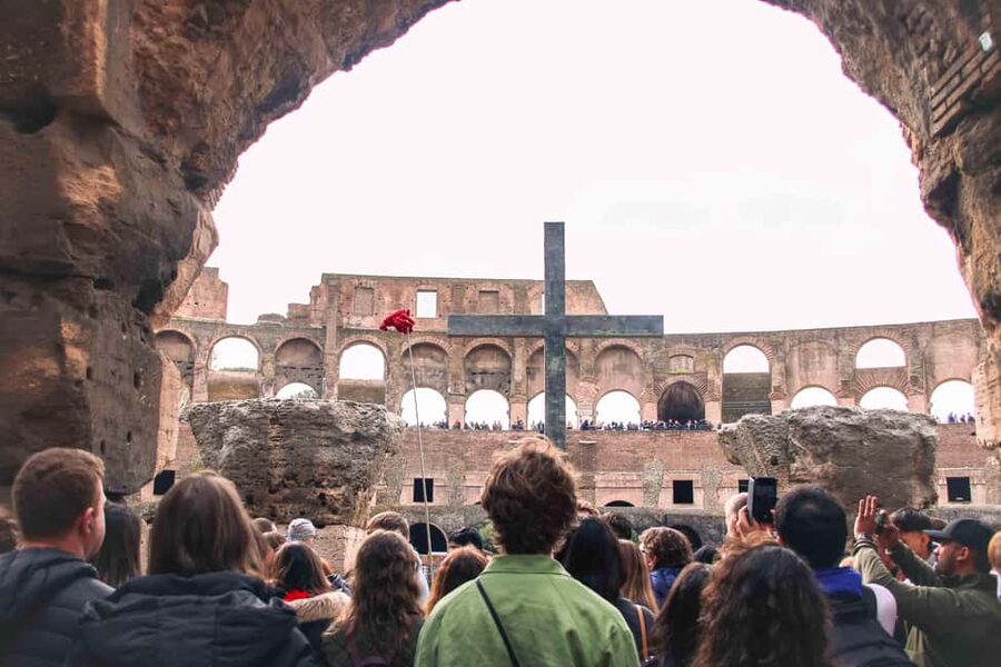 Rome: Colosseum Arena Floor, Palatine & Forum Guided Tour - The guide experience: what you can expect when it clicks