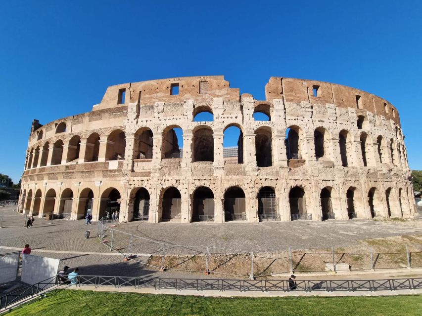 Rome: Colosseum, Palatine Hill and Roman Forum Guider Tour - Skip-the-line Colosseum: arena energy plus real explanations