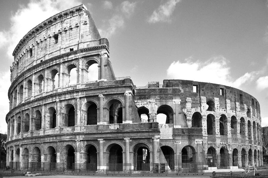 Rome: Colosseum, Roman Forum & Trajan's Market Exterior Tour - Guide style, headphones, and why people mention humor so often