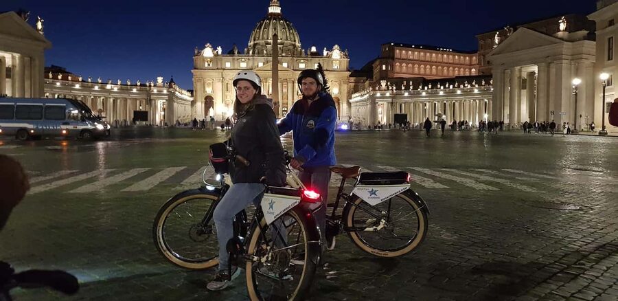 Rome: E-Bike Sunset Tour with Pizza Option - Meeting point near the Colosseum: why starting here makes sense