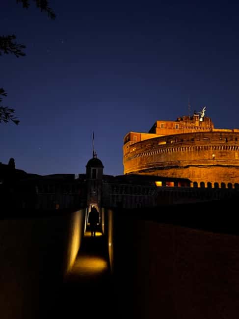 Rome: Evening Tour of Passetto di Borgo and Audio Guide App - Entering Passetto di Borgo: what the restored corridor teaches you