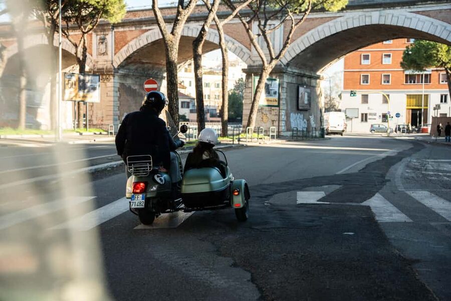 Rome: Evening Vespa Sidecar City Tour - Janiculum Hill panoramic views and Fontana dell’Acqua Paola at nightfall