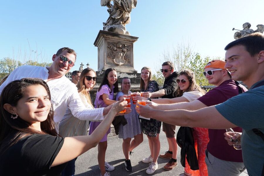 Rome: Evening Walking Tour with Cocktails and Local Guide - Strolling Via dei Coronari and finding limoncello in the right pockets of the city