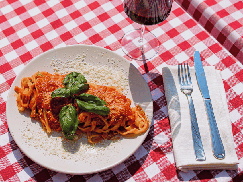 Rome: Fettuccine Pasta Cooking Class in Rome's City Center - The 2-hour flow: snack first, pasta hands-on, then eat