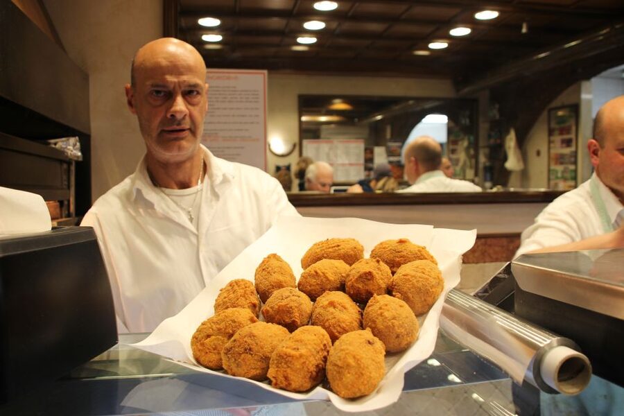 Rome: Food Tour and Wine Tasting in a Traditional Trattoria - Starting at Campo de’ Fiori: meeting La Carbonara and getting oriented
