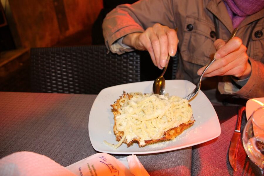 Rome: Food Tour and Wine Tasting in a Traditional Trattoria - Pizza a taglio and the pasta sit-down: cacio e pepe and amatriciana