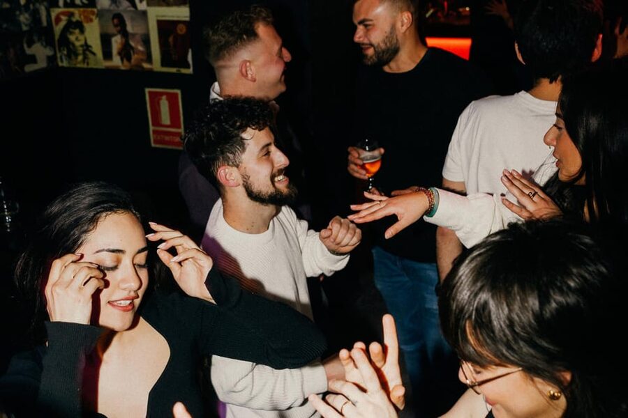 Rome: Forbidden History Walking Tour & Pub Crawl with Drinks - Priority bar service and why it saves time
