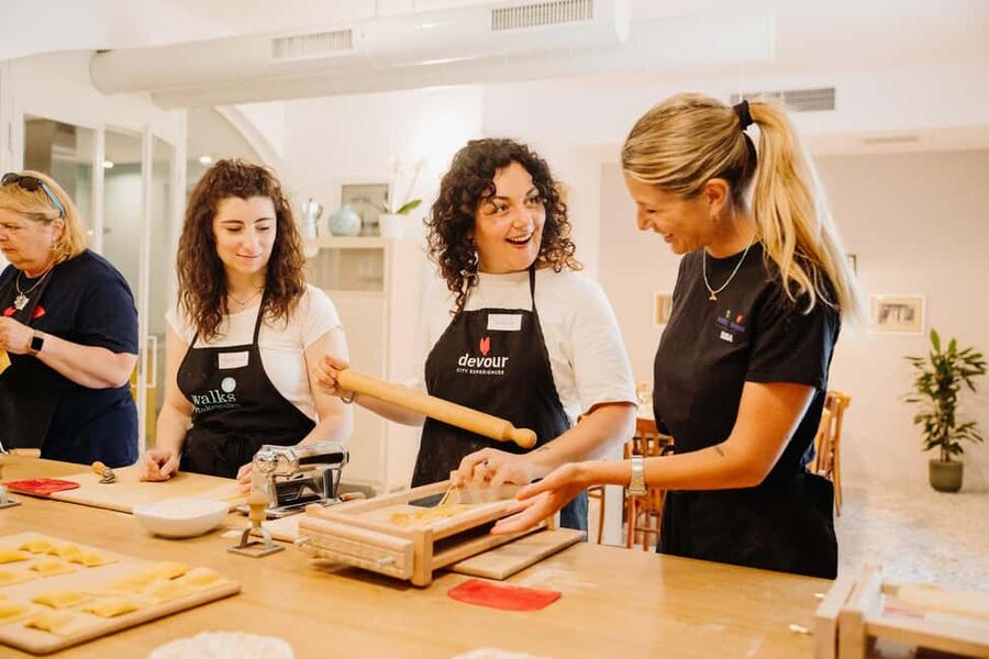 Rome: Fresh Pasta-Making Class with Wine and Gelato - Meeting at Piazza di San Giovanni della Malva: arrive early, look for the red bag