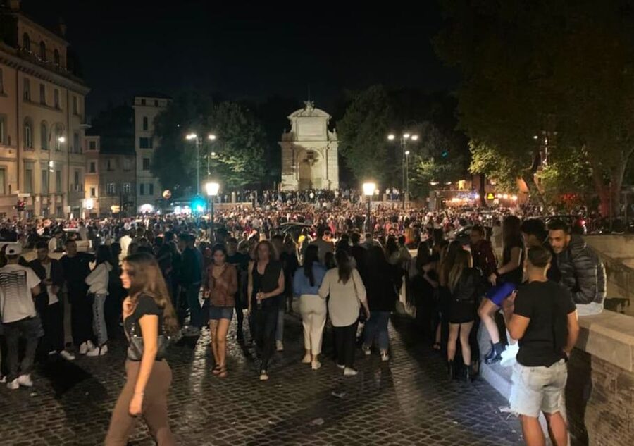 Rome: Guided Bar Crawl in Trastevere - First Bar in Trastevere: deals, introductions, and quick chemistry