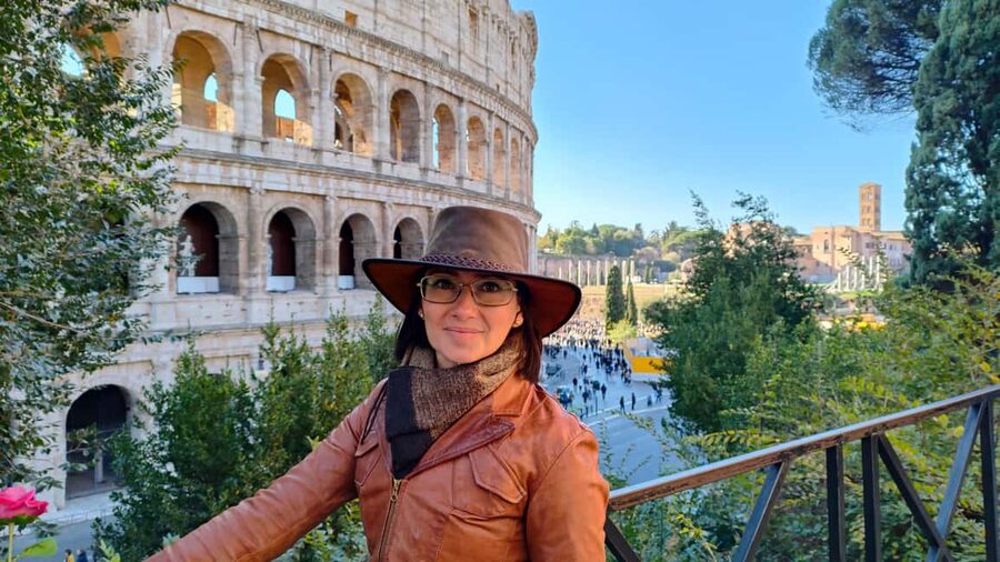 Rome: Guided outdoor tour from the Colosseum to the Imperial Fora. - Meet at Largo Corrado Ricci: Finding the guide fast