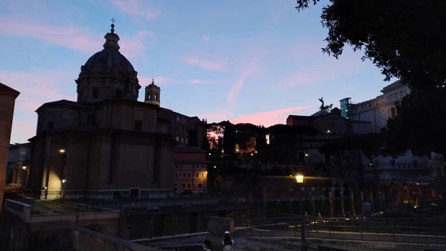 Rome: Guided outdoor tour from the Colosseum to the Imperial Fora. - Piazza Venezia in the twentieth century: Seeing the modern overlay