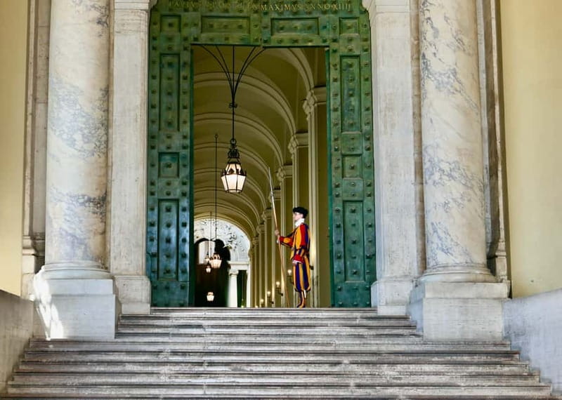 Rome: Guided Tour of St. Peter's Basilica, Grottoes & Square - Meeting at Largo del Colonnato 5: how to avoid the first headache