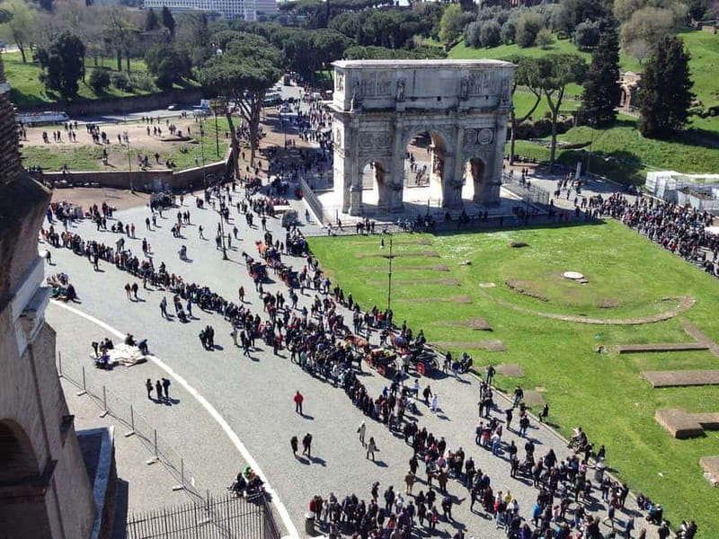 Rome: Guided Tour of the Colosseum, Forum and Palatine hill - Entering the Colosseum: Gladiators, Architecture, and No Arena Floor