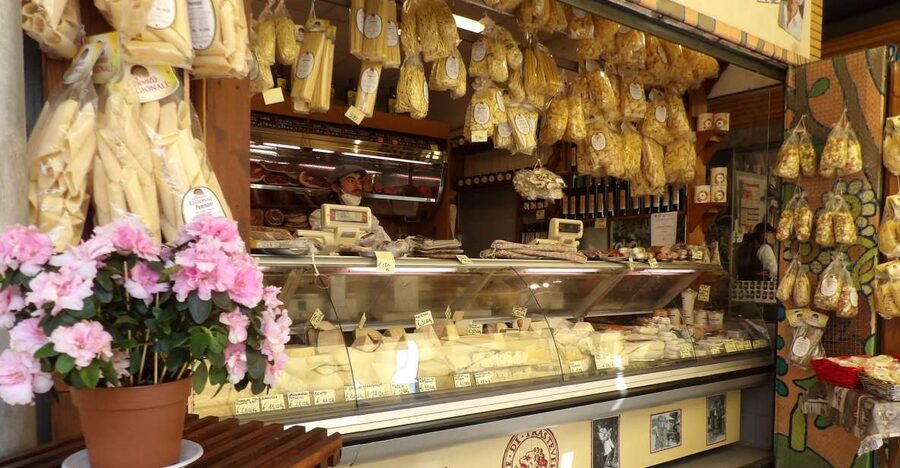 Rome: Guided Walking Tour and River Boat Ride - Trastevere Market Start: Your Rome Day Gets Its Flavor First