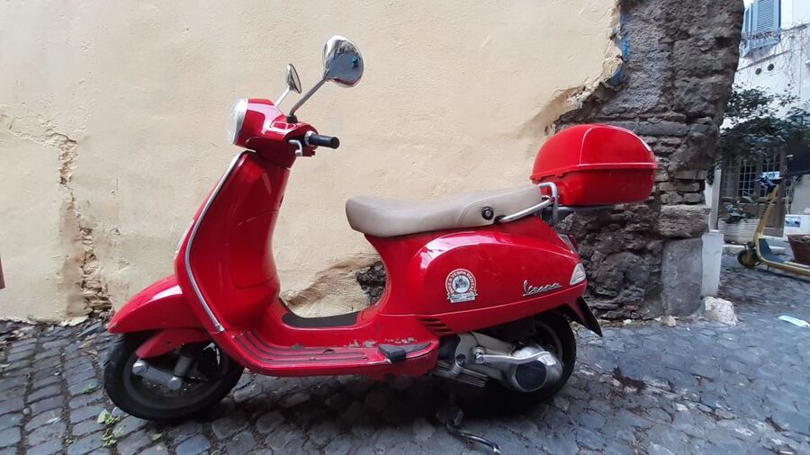 Rome: Half-Day Tour by Vespa with Driver - Trevi Fountain and Spanish Steps from the road: better than just standing in place