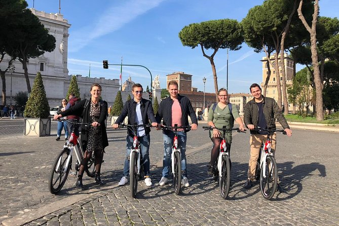 Rome Highlights Bike Tour 3 Hour City Cycling Experience - Getting your bearings at Foro Romano and Mercati di Traiano