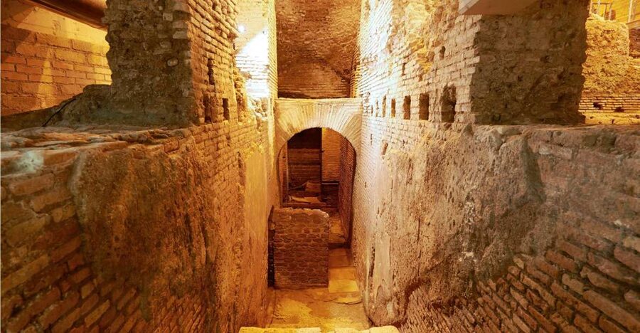 Rome: Immersive Underground and Piazzas Tour - Getting oriented near Piazza Navona (and finding your guide)