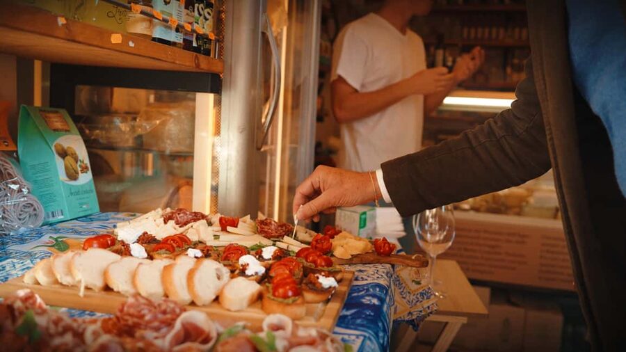 Rome in Comfort: 3-Hour Private Golf Cart Tour with Food Tasting - Trevi Fountain to Piazza Venezia: Where Photos Meet Roman Power