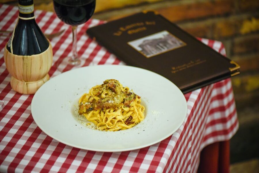 Rome: Lunch or Dinner with typical Roman Dishes - La Taverna del Ghetto and the Jewish Quarter feel