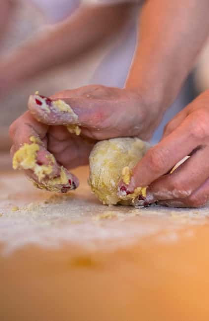 Rome: pasta and tiramisu cooking class in the city center - Inside a Roman salon near Via Veneto (and why the setting matters)
